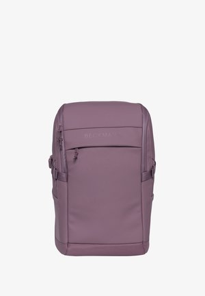 Kompakt fiolett ryggsekk med vertikale glidelåslommer, sidestrammer og klaff på toppen med diskret merke.