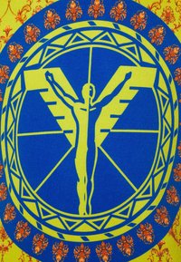 Tessuto blu e giallo con una silhouette centrale con le braccia protratte, circondata da motivi geometrici e dettagli floreali.