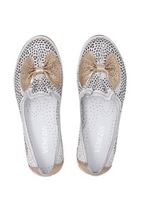Weiße durchbrochene Ballerinas mit einem goldenen Schleifenakzent. Glattes Leder, runde Zehenform und eine gepolsterte Innensohle. Markenlogo innen sichtbar.