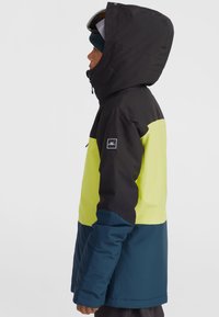 Veste de ski à capuche avec des sections noires, jaune vif et bleues. Fabriquée dans un matériau résistant aux intempéries avec un détail de logo sur la manche.