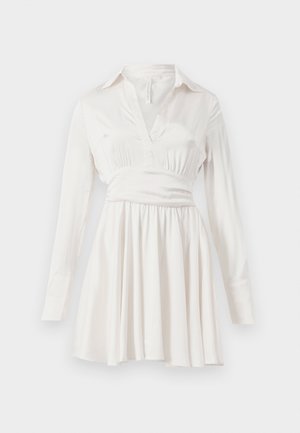 Weißes Satin Kleid mit langen Ärmeln, einem Kragen und einem V-Ausschnitt. Enganliegendes Oberteil mit gerafftem Taillenteil, das in einen gefältelten Rock übergeht.