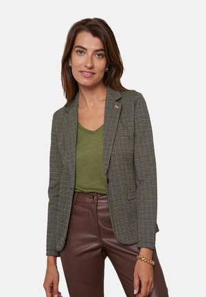 Blazer à motif pied-de-poule dans des tons de vert foncé et de marron, présentant une coupe cintrée, des revers crantés et une fermeture à un bouton.