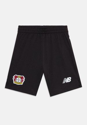 Sorte atletikshorts med elastik i taljen, Bayer Leverkusen fodboldklublogo på venstre ben og hvid New Balance-logo på højre ben.