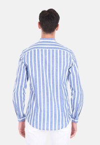 Camicia a maniche lunghe blu e bianca a righe, con colletto classico e polsini abbottonati, caratterizzata da un orlo dritto e un tessuto testurizzato.