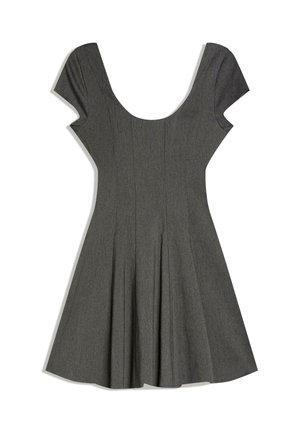 Dunkelgraues A-Linien-Kleid mit kurzen Ärmeln, Rundhalsausschnitt und tailliertem Schnitt, flach auf weißem Hintergrund präsentiert.