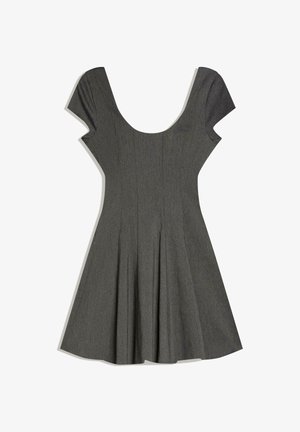 Dunkelgraues A-Linien-Kleid mit kurzen Ärmeln, Rundhalsausschnitt und tailliertem Schnitt, flach auf weißem Hintergrund präsentiert.