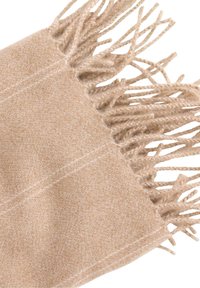 Beige stickad halsduk med fransade kanter, med ett subtilt fiskbensmönster och en mjuk textur, lämplig för både värme och stil.
