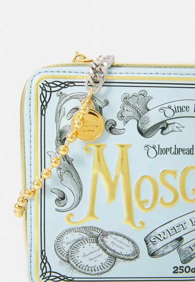 Pachet de culoare albastră deschisă, dotat cu un fermoar auriu și o lănțișor decorativ cu mărgele. Design vintage imprimat, cu cuvântul "Moscova" scris cu litere aurii îngroșate.