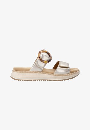 Metallic goldfarbene Sandale mit zwei Riemen, einer Schildpatt-Schnalle, gepolstertem Fußbett und einer strukturierten, beigen Sohle mit leichtem Plateau.