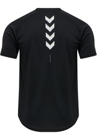 Sort atletisk skjorte med rund hals og korte ærmer. Har reflekterende chevron-detaljer på ryggen, lavet af fugtabsorberende stof.