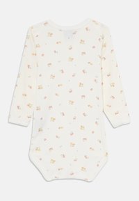 Weißer Baby-Body mit langen Ärmeln und kleinem, gleichmäßig über den Stoff verteiltem floralen Druck in Rosa, Gelb und Grün.
