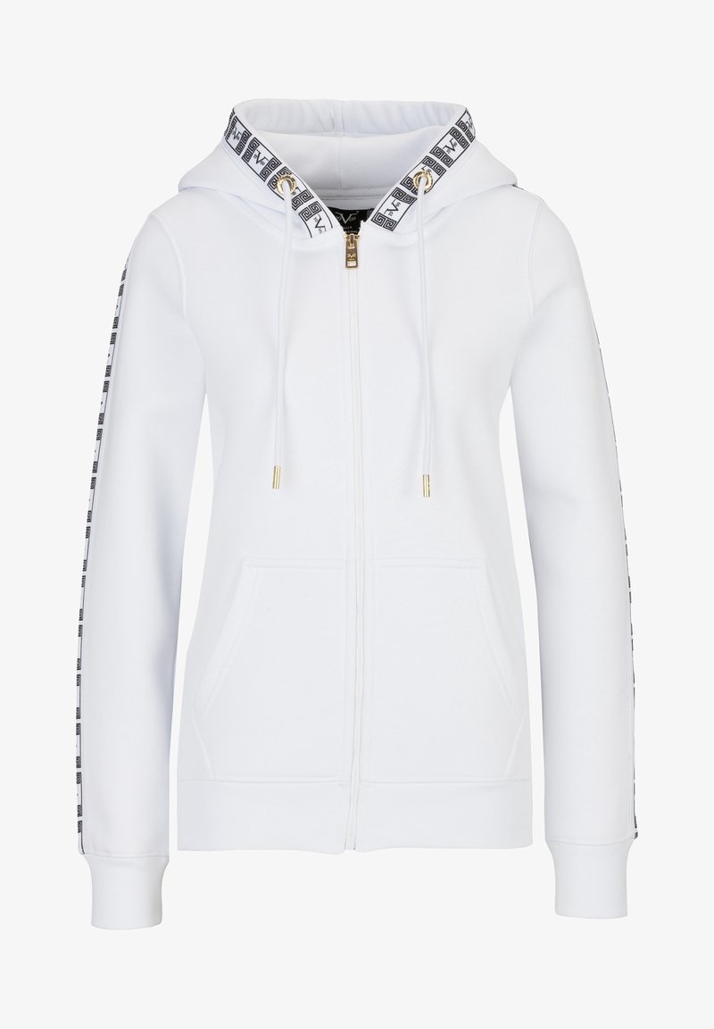 Bílá mikina na zip s podšitou kapucí, zlatými kovovými doplňky a černými vzorovanými prvky podél rukávů. Má přední kapsu a žebrované manžety.