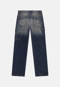 Spodnie cargo z denimu, niebieskie z wyblakłym gradientem. Posiadają wiele kieszeni oraz naszywkę z logo. Prosty krój nogawki z przeszyciami.