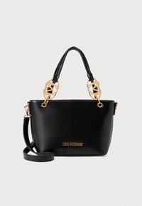 Svart veske i kunstlær med gullfargede geometriske håndtak, justerbar skulderrem og preget logo på forsiden.