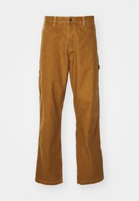 Pantaloni cargo in cotone marrone con design a gamba dritta, chiusura frontale a bottone e tasche laterali. Tessuto liscio e materiale durevole.