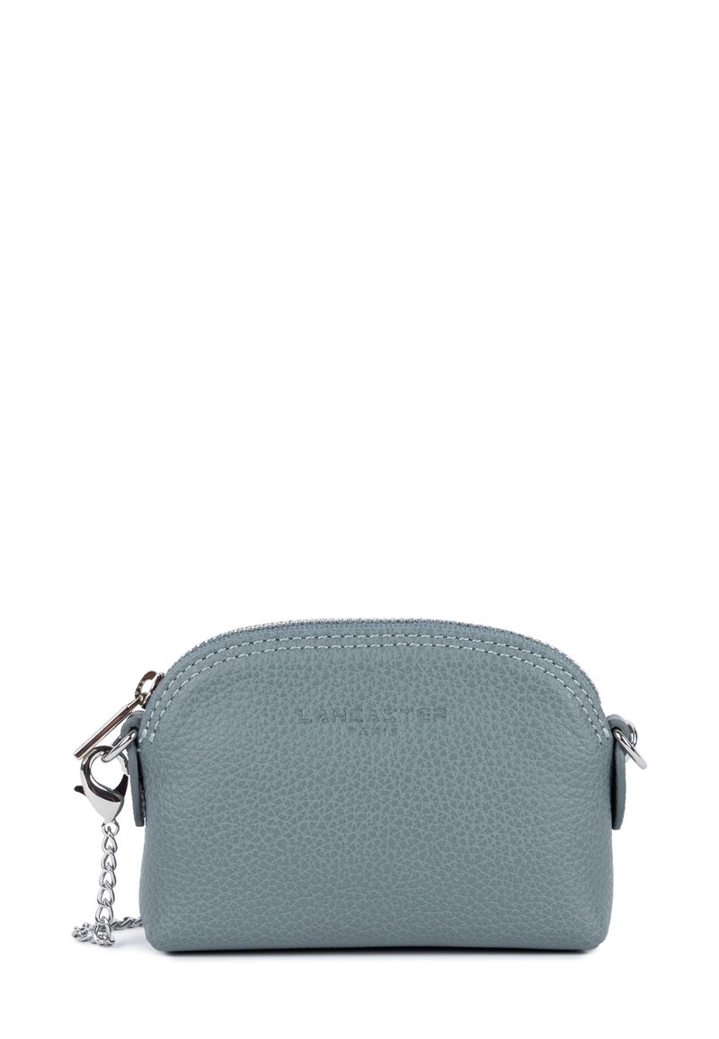 Pochette in pelle azzurrina con forma arrotondata, superficie testurizzata, zip argentata e dettaglio a catena. Presenta il nome del brand in rilievo sul davanti.