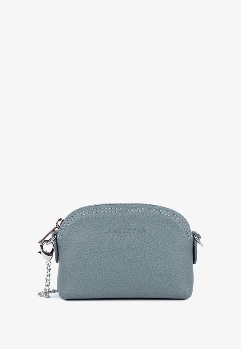 Lichtblauwe leren pouch met een ronde vorm, textuur oppervlak, zilveren rits en kettingaccent. Voorzien van een geperst merknaam op de voorkant.