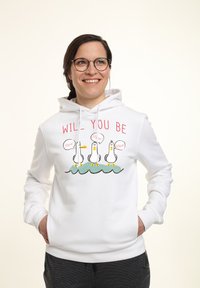 Sudadera blanca con un diseño en la parte frontal de patos de dibujos animados sobre olas, con burbujas de diálogo que dicen "¡Mío!". Capucha con cordón y bolsillo canguro en la parte delantera.