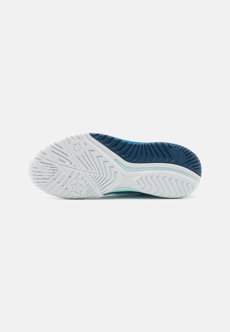 Suola di scarpa sportiva con una superficie in gomma bianca testurizzata, che presenta un accento blu sul tallone e un motivo di battistrada distintivo per una migliore aderenza.
