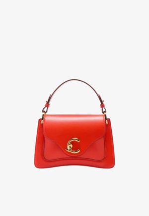 Borsa a mano rossa in pelle con una forma strutturata, una patta frontale, dettagli in oro e una maniglia corta. Texture liscia con curve sottili.