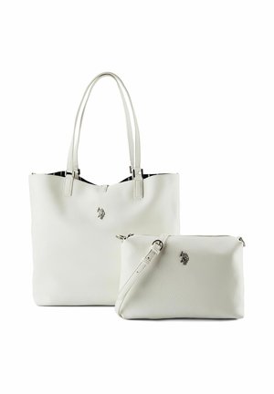 Due borse in pelle bianca, una grande tote con doppi manici e una più piccola a tracolla con tracolla regolabile, entrambe con dettaglio logo in argento.