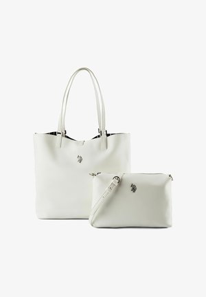 Deux sacs à main en cuir blanc, un grand cabas avec double poignée et un plus petit sac bandoulière avec sangle réglable, tous deux avec un détail logo en argent.