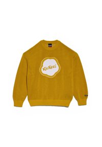 Pull en maille jaune avec un design texturé et une étiquette logo blanche portant l'inscription "Kickers". Manches côtelées et ourlet.