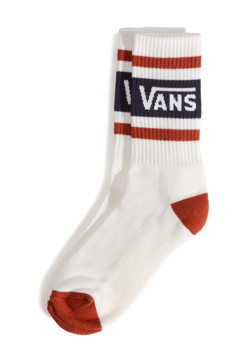 Valkoiset puuvillasukat, joissa on punaisia ja laivastonsinisiä raitoja, ja joissa on prominenssia laivastonsininen "Vans"-logo-olkain. Korostettuna punaisella varpaalla.