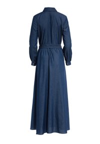 Tył długiej, ciemnoniebieskiej sukienki dżinsowej z długimi rękawami, kołnierzykiem, zapinanymi mankietami oraz paskiem w talii na białym tle.