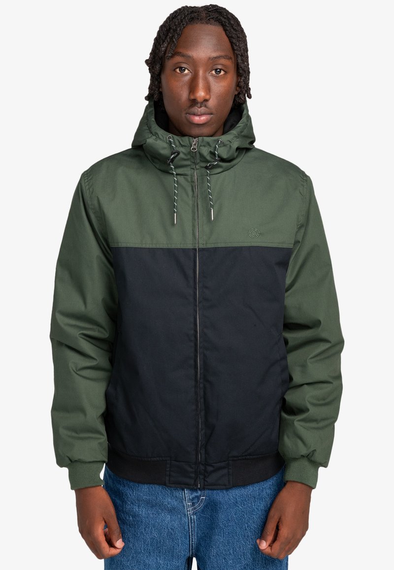 Groene en zwarte zip-up jas met een capuchon, voorzien van elastische manchetten, een gepaneerd ontwerp en trekkers op de capuchon.