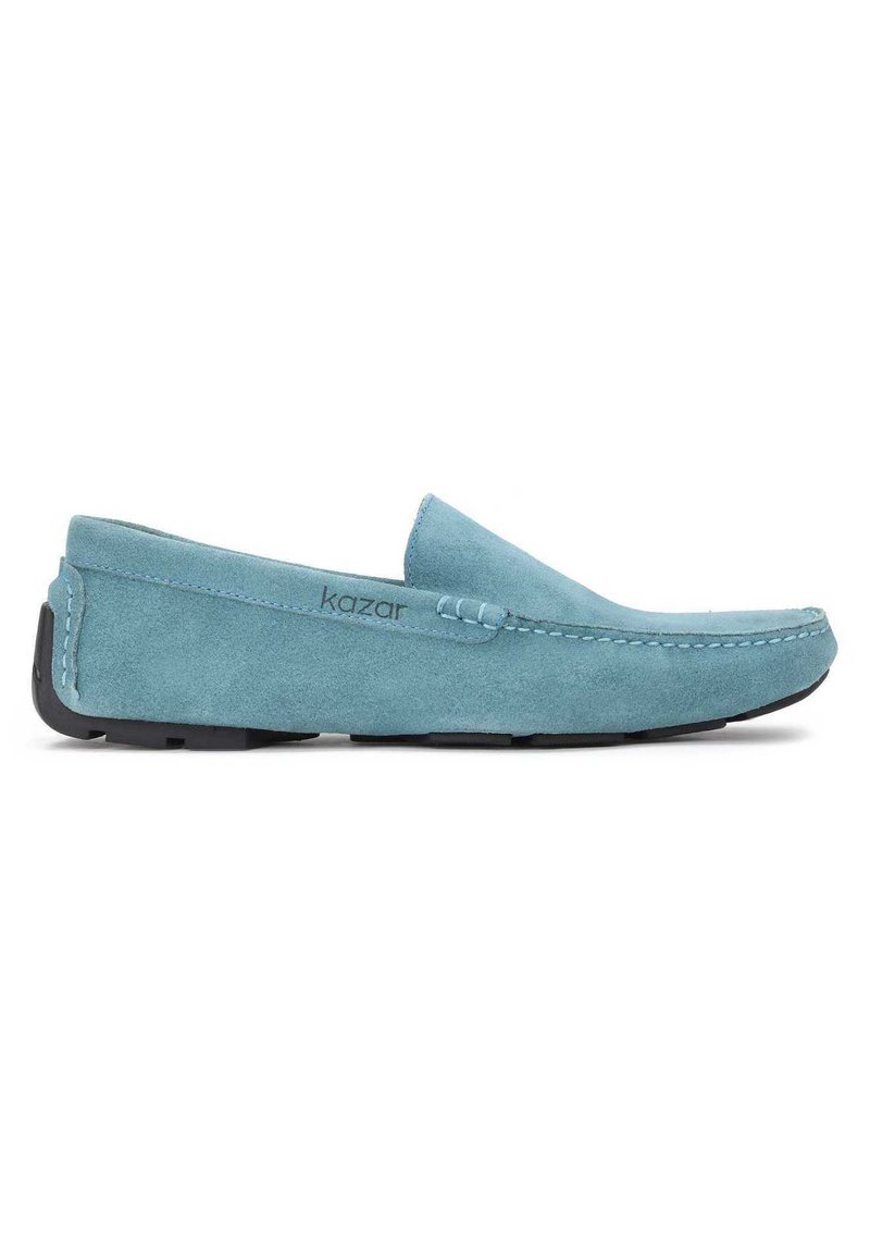 Svijetloplavi nubuk slip-on cipele s prošivenim detaljem duž rubova i crnom gumiranom potplatom. Logotip marke suptilno prikazan.