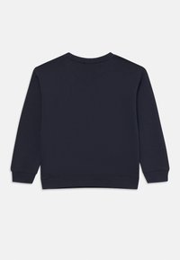 Ναυτικό μπλε μακρυμάνικο φούτερ με ριμπ μανσέτες και ριμπ στρίφωμα, απεικονιζόμενο από πίσω σε άσπρο φόντο.