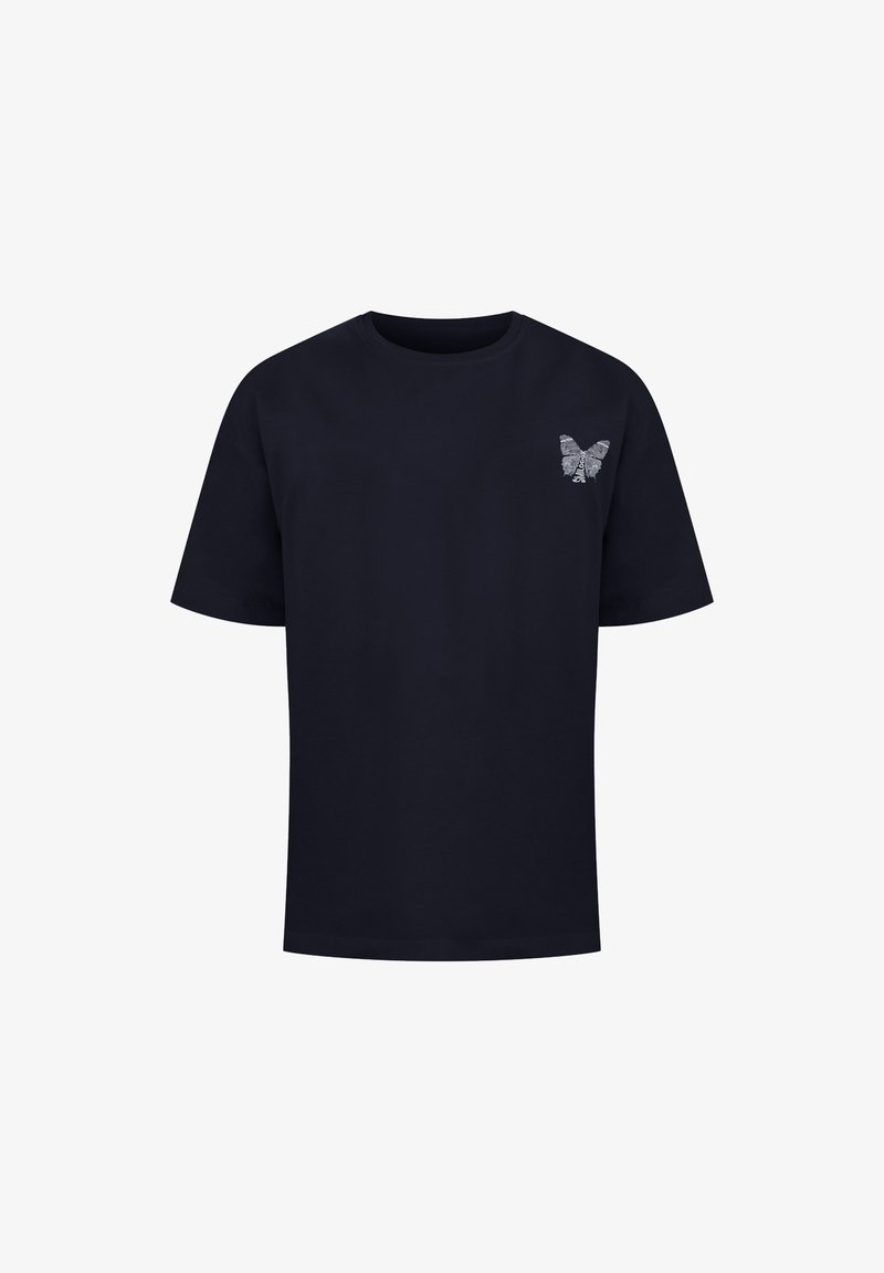 Camiseta azul marino de manga corta con un pequeño gráfico de mariposa blanca en la parte superior izquierda del pecho.
