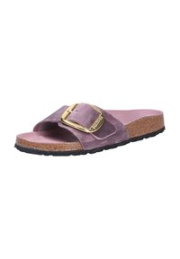 Sandal in suede viola con cinturino largo, fibbia dorata, fodera in sughero e suola in gomma nera.