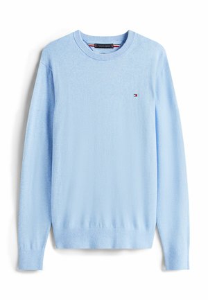 Jersey azul claro hecho de una tela suave, con un escote redondo y mangas largas. Incluye un pequeño logo en el lado izquierdo del pecho.