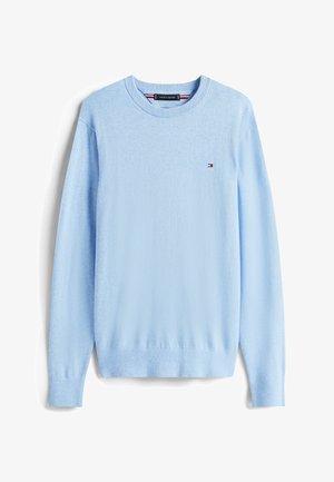 Jersey azul claro hecho de una tela suave, con un escote redondo y mangas largas. Incluye un pequeño logo en el lado izquierdo del pecho.