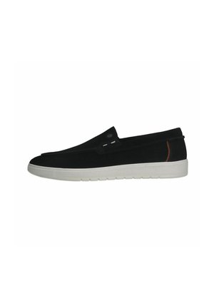 Chaussures à enfiler en daim noir avec une semelle en caoutchouc blanche, dotées de détails de couture subtils et d'un accent marron au niveau du talon.