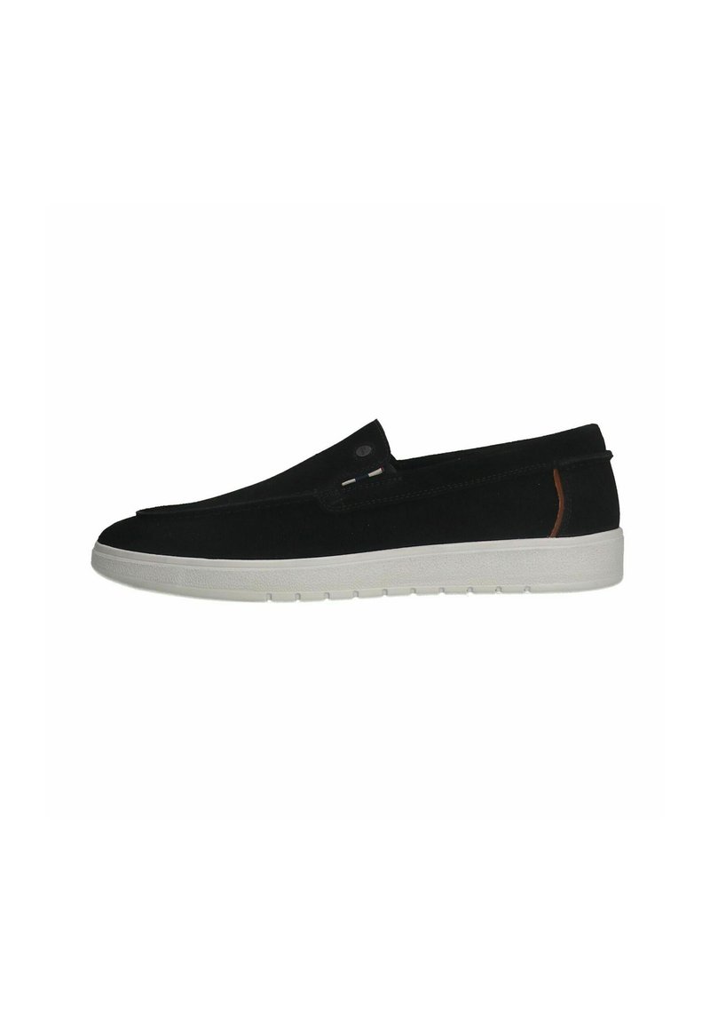 Chaussures à enfiler en daim noir avec une semelle en caoutchouc blanche, dotées de détails de couture subtils et d'un accent marron au niveau du talon.