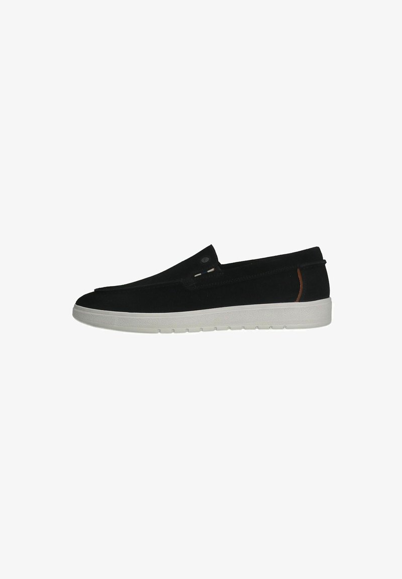 Chaussures à enfiler en daim noir avec une semelle en caoutchouc blanche, dotées de détails de couture subtils et d'un accent marron au niveau du talon.