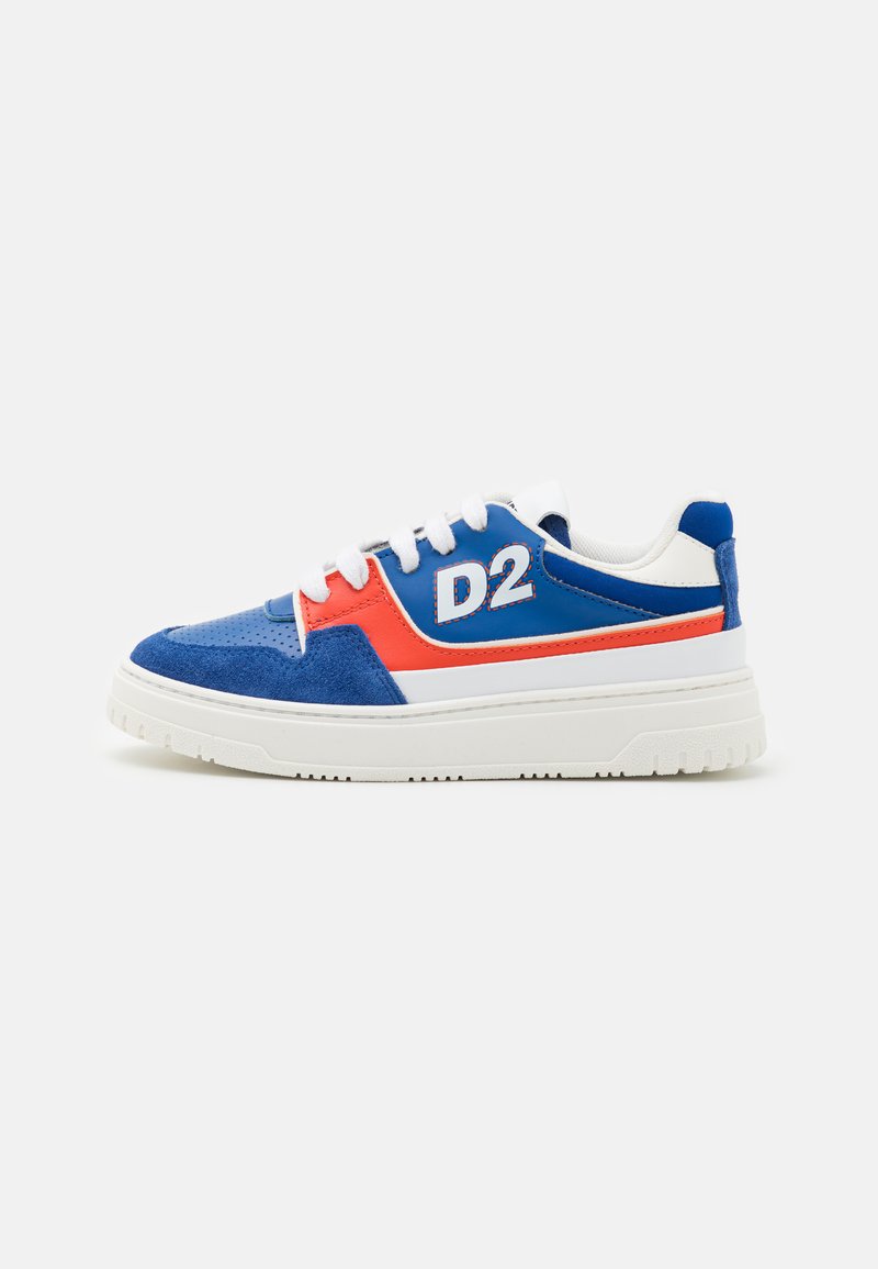 Baskets bleues et rouges avec un mélange de cuir suédé et de matériaux synthétiques, dotées d'une semelle blanche, de lacets et du logo "D2" sur le côté.