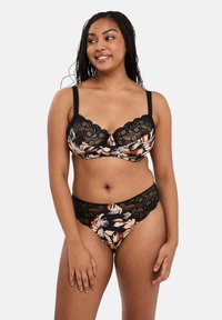 Ensemble de lingerie avec imprimé floral et accents en dentelle noire. Le soutien-gorge a des bords festonnés ; les culottes ont une taille en dentelle et des détails floraux.