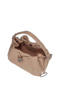 Sac à main en cuir beige avec un design froncé, de forme ronde, matériel en argent et une seule poignée. L'intérieur présente une doublure beige et une poche zippée.