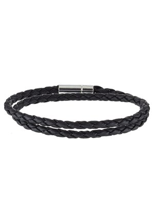 Zwarte gevlochten leren armband met een zilveren magneetslot. Bevat twee in elkaar verstrengelde banden voor extra textuur en visuele interesse.