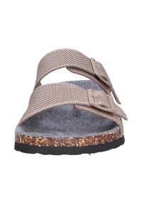 Braune gewebte Sandalen mit zwei verstellbaren Riemen, einer weichen grauen Innensohle und einer strukturierten Korkzwischensohle auf einer schwarzen Gummisohle.