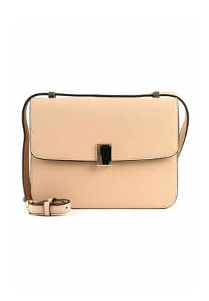 Sac à main en cuir rose de forme rectangulaire, avec des accents noirs, une fermeture métallique et une bandoulière réglable. Texture lisse et coutures contrastées.