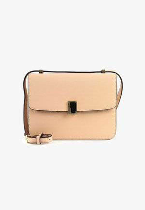 Sac à main en cuir rose de forme rectangulaire, avec des accents noirs, une fermeture métallique et une bandoulière réglable. Texture lisse et coutures contrastées.