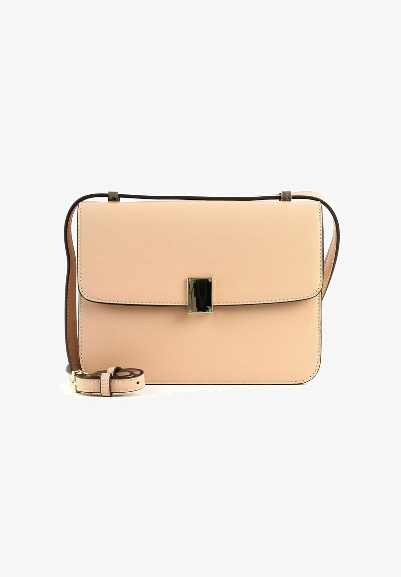 Sac à main en cuir rose de forme rectangulaire, avec des accents noirs, une fermeture métallique et une bandoulière réglable. Texture lisse et coutures contrastées.