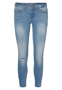 Jeans skinny de color azul claro hechos de mezclilla, con un detalle de rodilla desgastada y un ligero desvanecimiento en las piernas. Diseño clásico de cinco bolsillos.