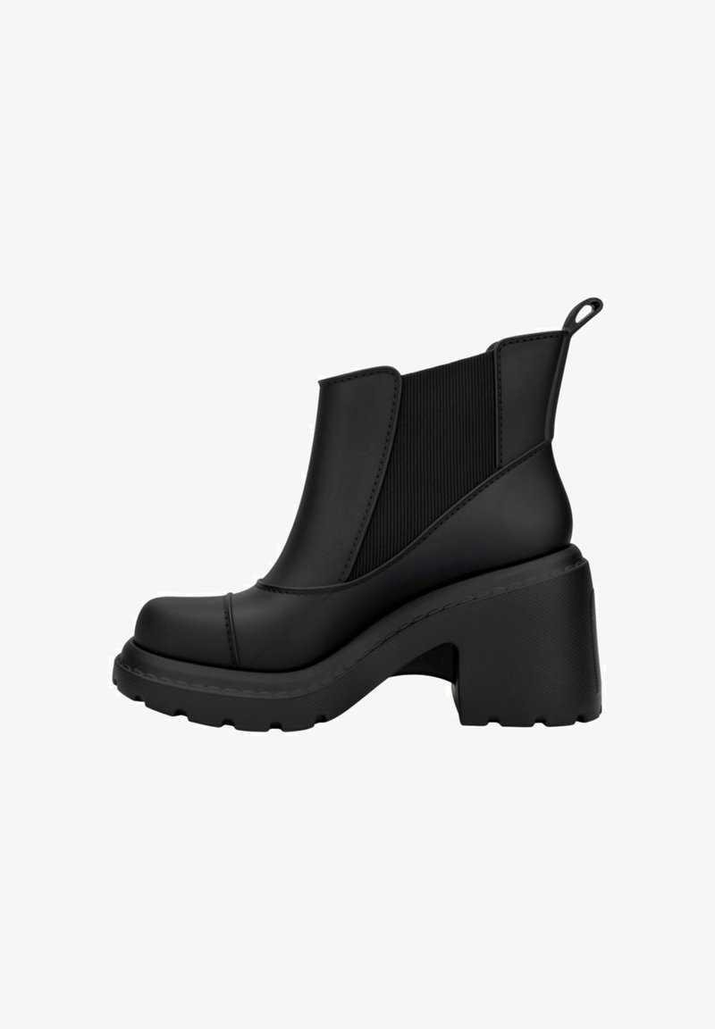 Bottines noires à talon épais, en caoutchouc. Équipées de panneaux latéraux élastiques et d'une semelle texturée pour l'adhérence. Fini lisse dans l'ensemble.