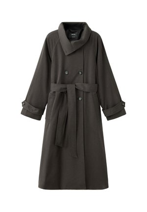Gabardina gris oscuro de doble botonadura con cuello ancho, puños abotonados, bolsillos laterales y cinturón de tela a juego en la cintura.